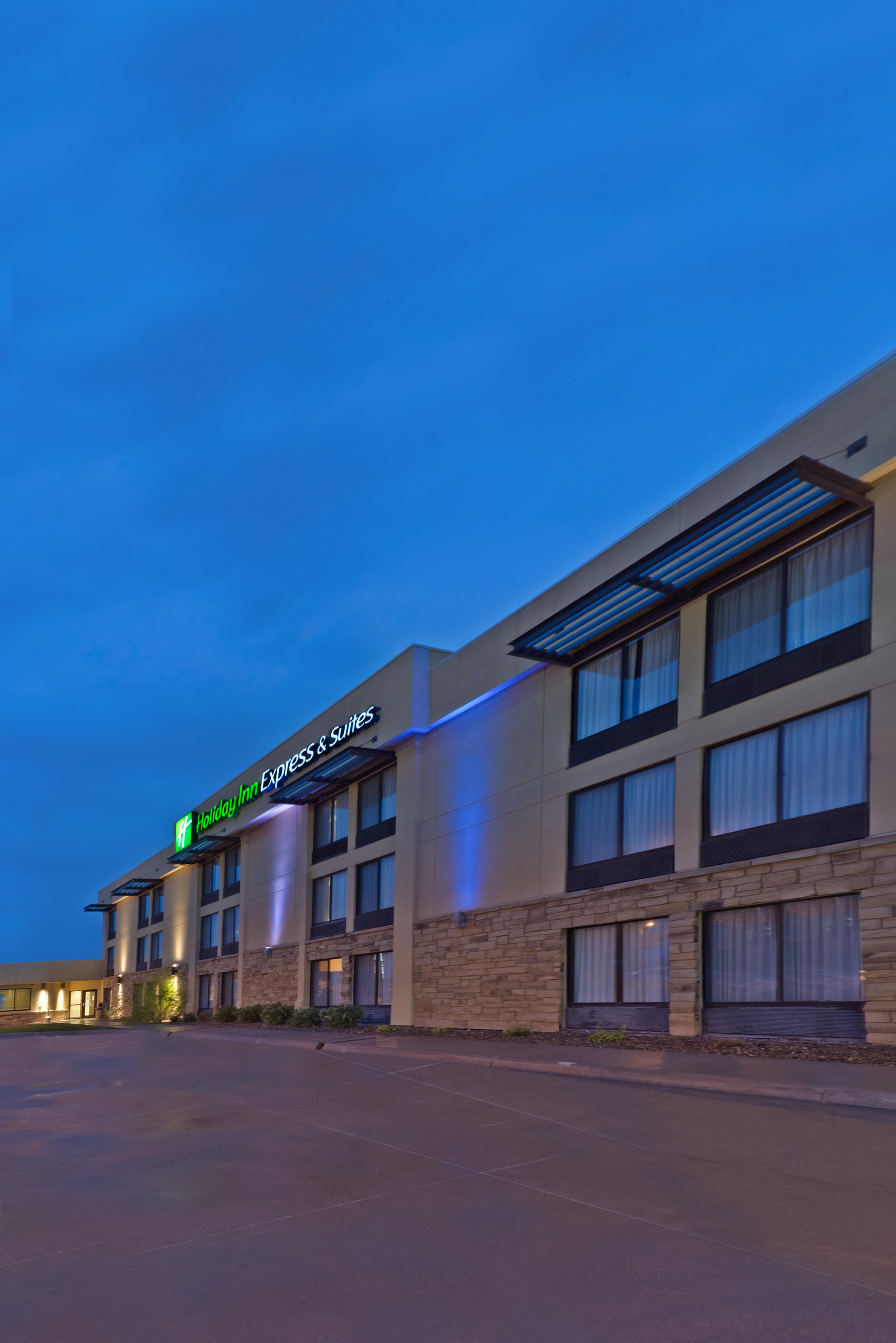 Holiday Inn Express Hotel & Suites Colby By Ihg Eksteriør bilde