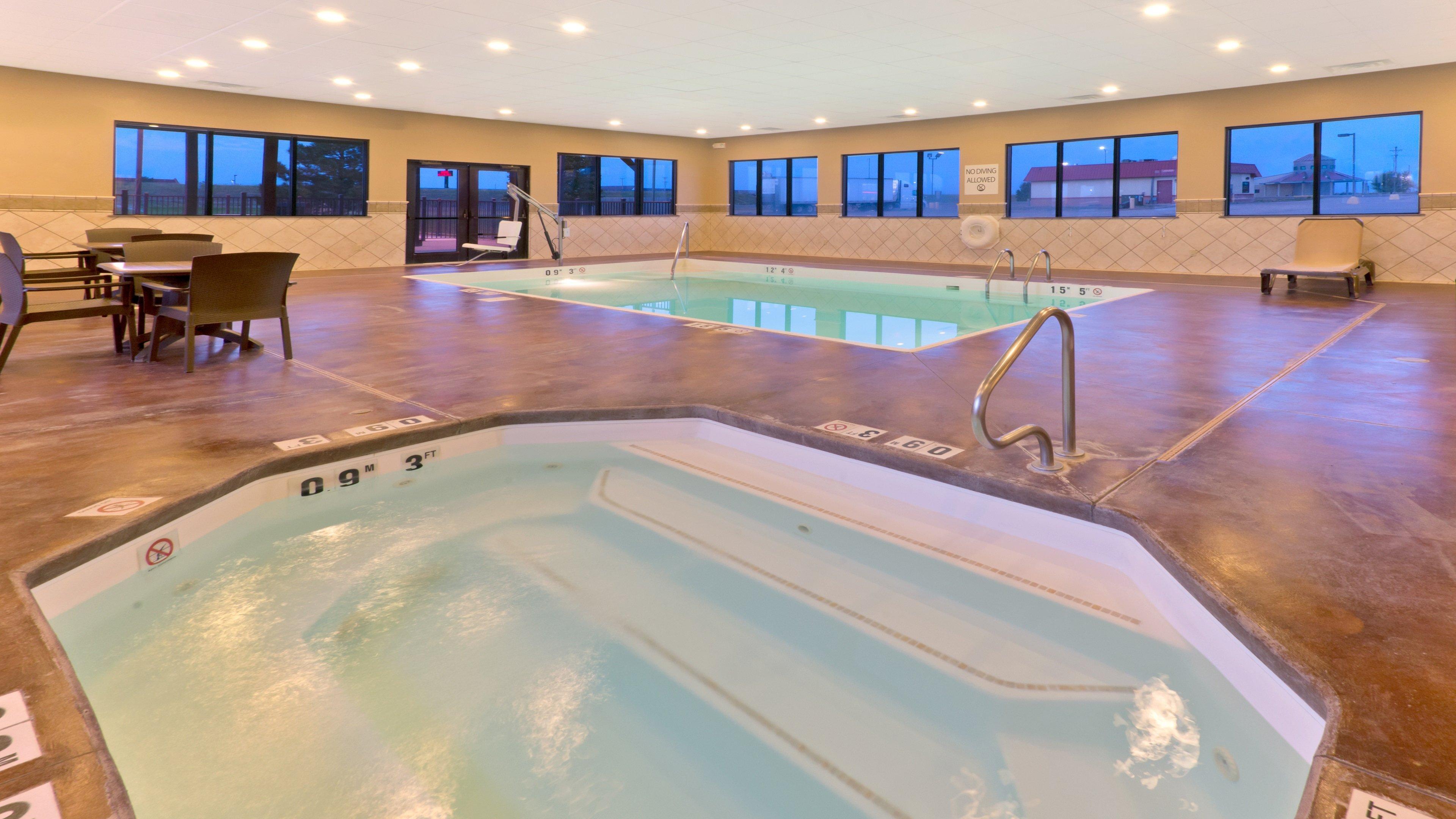 Holiday Inn Express Hotel & Suites Colby By Ihg Eksteriør bilde