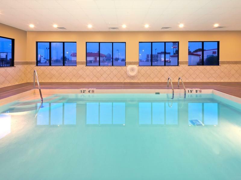 Holiday Inn Express Hotel & Suites Colby By Ihg Eksteriør bilde