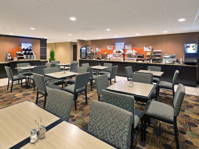 Holiday Inn Express Hotel & Suites Colby By Ihg Eksteriør bilde