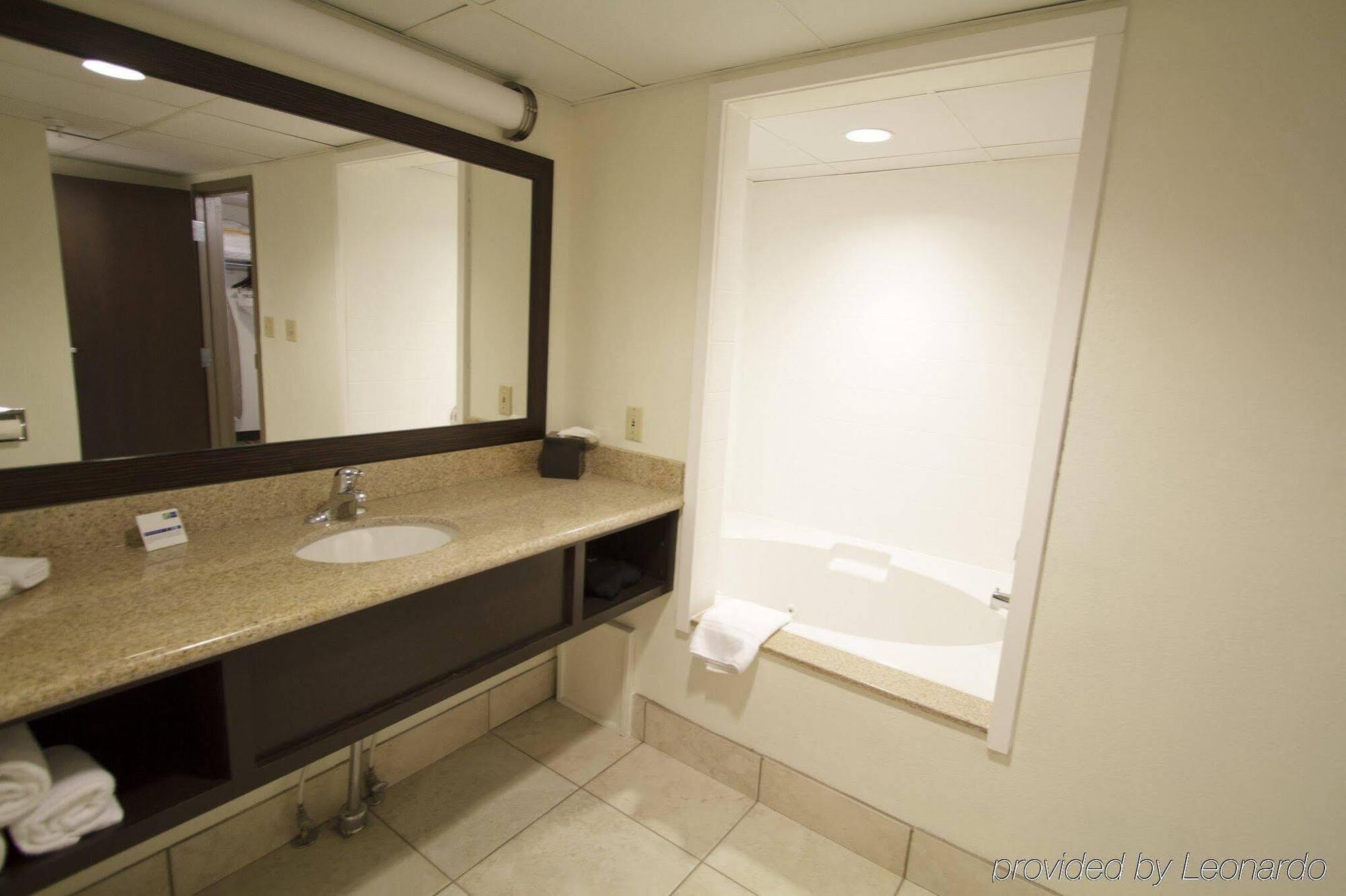 Holiday Inn Express Hotel & Suites Colby By Ihg Eksteriør bilde